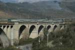 Der R 3754 von Napoli Centrale nach Sapri berquert das Viadukt in Centola; 17.02.2008