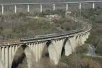 Das Viadukt von Centolla fast in voller Gre. Eine napolitanische E 656 zieht den R 2429 nach Cosenza; 17.02.2008