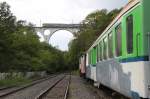 Hier in Malnate endet die stillgelegte FMN Strecke,die heute vom Club del San Gottardo von Mendrisio aus fr Dampffahrten genutzt wird.Frher ging es hier weiter bis Castellanza.Im Hintergrund der mchtige Steinbogenviadukt der FMN Strecke zwischen Saronno und Varese.Malnate 08.09.13