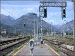 Ausfahrsignale Richtung Simplon (Schweiz) in Domodossola. Im Hintergrund zwei Re 465 der BLS. (23.06.2007)