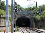Der Regionalzug Richtung Punta Raisi (Aeroporto) n�hert sich dem Bahnhof Piraineto.
