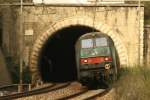 Ein Regionalzug verlsst auf dem Weg von Napoli nach Sapri den Tunnel bei Vallo Della Lucania-Castelnuovo; 24.11.2007