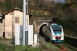 Ein Minuetto fhrt auf dem Weg von Avellino nach Benevento in das Sdportal des Prata-Tunnel in Prata di Ultco ein.