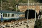 Der R 3461 von Napoli nach Sapri fhrt in den Tunnel von Capriola ein; 16.02.2008