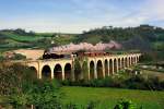 Auf einer Fotozugfahrt in Mittelitalien donnert eine Gterzugmaschine der Baureihe 740 ber das Viadukt bei Fabriano.