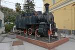 Die 1915 gebaute Dampflok für 950 mm Schmalspur, die bis 1971 auf der Strecke zwischen Dittaino und Caltagirone im Einsatz war, wurde 1985 im Bahnhof Catania Centrale aufgestellt und am