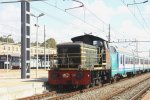 Eine kleine Diesellok 2284 rangiert mit einem italienischen Pesonenzug in Alessandria(I) bei Sommerwetter.