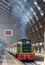 
Eigentlich war Smog-Alarm in Milano, da kommt es auf das bisschen auch nicht mehr an.....

Die Dieselrangierlok D.245.337-0 (98 83 2245 337-0 I-TI) der Trenitalia (100-prozentige Tochtergesellschaft der FS), ex FS 245.2137, zieht einen Zug mit IC-Wagen am 29.12.2015 aus dem Bahnhof Milano Centrale (Mailand Zentral).

