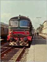 Die FS D 345 1057 wartet in Aosta mit einem Reisezug in Richtung Ivera auf die Abfahrt; allem Anschein nach gab es damals noch keine Bahnsteigdächer und auch die Unterführungen zu den Bahnsteigen, wie sie heute vorhanden sind, waren damals noch nicht erstellt. 

Analogbild vom September 1985