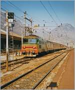Die FS D 345 1046 stellt in Domodossola einen Regionalzug nach Novara bereit, wobei der Zug mit seinen Wagen aus verschiedenen Epochen aufwartet.