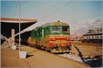 Die FS D 345 1074 wartet mit ihrem Regionalzug nach Novara in Domodossola auf die Abfahrt.