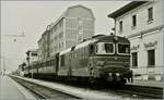 Die FS 345 1065 erreicht mit ihrem Regionalzug aus Novara den Bahnhof von Domodossola. Die beiden ersten Wagen geh�ren zur den sogenannten  Centoporte  Wagen, was auf Deutsch etwa mit  Hundertt�ren-Wagen  �bersetzt werden k�nnte, wobei Wagen dieser Art im deutschen Sprachraum    Abteilwagen  genannt wurden. Trotzt der Trittbretter auf des Aussenseite verf�gten die  Centoporte -Wagen aber auch �ber einen Durchgang im innern der Wagen. Etwa 2000 Centoporte in verschieden Ausf�hrung waren bei der FS von 1930 bis in die 1980 im Einsatz, das diese Bild 1985 entstand, d�rfte es sihc hier um einige der letzten Eins�tze handeln. 

Analogbild vom 12. Juni 1985