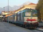 D 445 1044 mit Nahverkehrszug von Padova nach Calalzo - Pieve di Cadore-Cortina am 15.10.2007 in Belluno, im Hintergrund im Abendlicht das eindrucksvolle Dolomiten-Panorama.