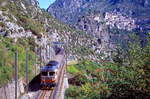 D445 1074 auf der Tendabahn unterwegs nach Ventimiglia und San Remo vor der Kulisse des Bergdorfes Saorge, 05.09.1994, IR 2081.