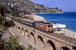 D445 1139 ist bei Punta di Staletti mit Zug 3745 in Richtung Reggio Calabria unterwegs, 22.03.2002. Die Strecke im Osten Calabriens verluft weitgehend entlang der Kste.