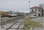 Boretto, eine kleine Landstation mitten in der flachen weiten Po Ebene und wohl kaum jemandem bekannt; doch wenn ich verrate, dass die Nachbarstation Brescello heisst, dürfe doch dem einen oder andern einfallen, dass die Don Camillo und Peppone Filme auch Boretto als Filmkulisse nutzen

Das Bild zeigt den wenig schönen TPER Aln 663 019 mit einem weitern Aln 668 als Regionalzug 90320 von Parma nach Suzzara beim Halt in Boretto. 

17. April 2023