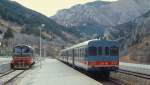 Im März 1987 verlassen ALn 663 1167 und 1166 den Bahnhof Tende in Richtung Cuneo, daneben D 345 1145.