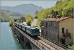 Dreiteilig, zwei ALn 663 und an der Spitze der ALn 668 3197 als Regionalzug 6966 auf dem Weg nach Piazza al Serchio kurz nach dem Halt in Borgo a Mozzano.