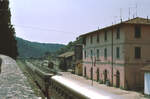 Zwei Dieseltriebwagen des Typs Aln772 und ein Gepäckwagen haben, von Siena kommend, gerade den Bahnhof Monte Amiata (Provinz Siena) erreicht. Nach ein paar Minuten Aufenthalt geht es weiter durch das Tal der Orcia nach Grosseto an Eisenbahn Roma - Genova. Die Strecke wird heute nicht mehr regelmäßig bedient, Züge der Relation Siena - Grosseto fahren heute über Buonconvento.
Doch an einigen Tagen im Jahr wird die Eisenbahn über Monte Amiata zum Leben erweckt: Dann fährt dort der  Treno Natura . 6.August 1980, Canon AE1, Canoscan, Gimp