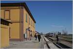 Eine kleine Landstation mitten in der flachen weiten Po Ebene und doch bekannt: hier in Brescello wurden die Don Camillo und Peppone Filme gedreht, auch der Bahnhof kam dabei vor und auch heute noch kann man sich gut vorstellen dass ein kleine Dampflok mit seinem kurzen bunt gemischten Personenzug hier einfährt. 
Tatsächlich erreicht von Suzzara kommend ein Zug Brescello Viadana, kein Dampfzug, sondern der Trenitalia TPER Regionalzug 90327 nach Parma, bestehend aus den FER ALn 663 077 und 078. 

Im Vergleich mit älteren Bilder zeigt sich der Bahnhof wieder schön hergerichtet, einzig am Gebäude ganz links im Bild entfernte ich eine kleine Schmiererei; zudem werden hier bald elektrische Züge fahren, welches den Eindruck grundlegend verändern werden.

15. März 2023