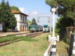 toskanische Nebenbahnromantik in Rigomagno (Zwischen Sinalunga und Sienna) Der Minuetto muss die Kreuzung mit dem 668 abwarten. Dieser rast mit hauptstreckenverdchtiger Geschwindigkeit durch den kleinen Bahnhof.