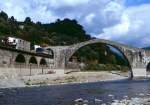 Aln668 3234 passiert die Ponte della Maddalena bei Borgo a Mozzano, 31.08.2001, Zug 6842.