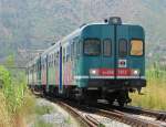 15.8.2012 13:22 FS ALn 668 1015 und ein weiterer Triebzug der Baureihe ALn 668 als Regionalzug (R) aus Reggio di Calabria Centrale nach Catanzaro Lido kurz vor dem Bahnhof Squillace.