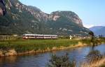Entlang der Etsch ist eine ALn 668-Garnitur mit einem Zug von Bozen nach Mals im September 1986 bei Terlan unterwegs