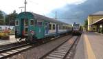 Bahnhof Meran am Sonntag, den 12.08.2012: Whrend auf Gleis 1 ATR 100 005 der SAD abfahrbereit nach Mals steht, ist auf Gleis 2 soeben der Pendelzug der FS aus Bozen eingefahren und wird erst in ca.