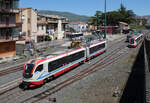 Triezug DMU-003B f�hrt in Randazzo in Richtung S.M. Licodia Sud ab. Das Foto wurde von einer Strassen�berf�hrung aus gemacht. Randazzo, 28.4.2026