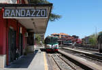 Triebwagen ADe 18 steht f�r die Abfahrt um 12.45 nach Linguaglossa bereit. Randazzo, 28.4.2026