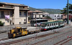Abgestellte Diesellok und Oldie-Triebwagen abgestellt in Randazzo. Randazzo, 28.4.2026