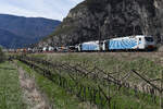 EU43 003 plus Verstärkung und neuen Nutzfahrzeugen Richtung Brenner am 2.4.26 in der Nähe von Mezzocorona.