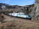 Die EU43 004 mit einem KLV-Zug am 02.03.2013 unterwegs bei Sterzing.