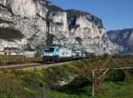 Die EU 43 002 mit einem Güterzug am 24.10.2015 unterwegs bei Mezzolombardo.