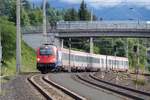 190 301 der FUC mit REX 1821 (Villach-Triest) bei der (um ca. 30 Minuten verspäteten) Einfahrt in den Haltepunkt Thörl-Maglern.
16.08.2019; ca. 10 Uhr 39.

EXIF-Daten: SONY SLT-A58, Aufnahmezeit: 2019:08:16, Belichtungsdauer: 1/800, Blende: 71/10, ISO: 400, Brennweite: 2000/10, Flash: no