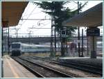 E402 024 fhrt mit dem  EC Cisalpino  Cinque Terre  aus Livorno kommend, in Pisa Centrale ein.