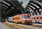 Die FS E 402 032 wartet in Milano Centrale mit einem IC auf die Abfahrt.