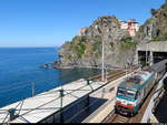 E.402A 035 durchfährt am 2. August 2013 mit einem IC den Bahnhof von Manarola an der Cinque Terre.