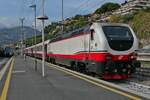 E 402 141 (91 83 2402 141-2 I-TI) mit den Wagen des FRECCIABIANCA 905 von Ventimiglia nach Milano Centrale steht am 19.10.2021 im Bahnhof Ventimiglia bereit zur Abfahrt