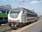 402 170 durchfährt am 06.09.2022 um 15:38 Uhr solo den Bahnhof von Rho in Richtung Novara.