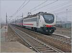 Die FS Trenitala E 402 120 und am Schluss des Zuges die 402 127 sind mit dem Treno di notte ICN 798 von Salerno nach Torino unterwegs. Der Zug erreicht den Bahnhof Rho Fiera Milano, wo der Zug ohne Halt durchfährt.

24. Februar 2023