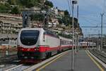 E 402 110 schiebt den von E 402 141 gezogenen FRECCIABIANCA 905, Ventimiglia - Milano Centrale, am 19.10.2021 aus dem Bahnhof von Ventimiglia