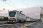 Die E402 123 mit IC 505 nach Rom in den Bahnhof Albenga.