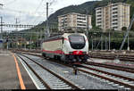 Der Venice-Simplon-Orient-Express (VSOE) von Belmond Ltd. legt auf seiner wöchentlichen Reise von London Victoria (GB) nach Venezia Santa Lucia (I) einen längeren Halt im Grenzbahnhof Chiasso (CH) ein, um für die Weiterfahrt nach Italien die Lok zu wechseln sowie Wasser an den 16 Wagen der Compagnie Internationale des Wagons-Lits (CIWL | Newrest Group) abzupumpen und aufzufüllen. Obwohl nicht eingeplant, blieb noch genug Zeit für Fotos.
Nachdem die beiden Re 4/4 II SBB, bestehend aus 11198 (420 198-4) und 11304 (420 304-8), abgekuppelt wurden, nähert sich etwas später E.402 114-9 (E.402B) der Trenitalia S.p.A. (FS) an die Wagen, um deren Bespannung bis zum Endbahnhof zu übernehmen.
[20.9.2019 | 14:02 Uhr]