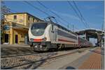 Die FS Treniatlia E 402 176 und eine weitere an der Zugsspiezte sind mit dem EN von Sicielen nach Milan unterwegs und konnte beim Halt in Parma fotografiert werden. 

18.April 2023