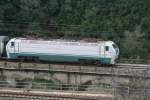 E402 125 zieht den ICplus 530  Sila  ber das Viadukt bei Rutino; 09.12.2007