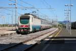 31.7.2010 9:40 FS E.402 126 mit einem EurostarCity aus Genova Piazza Principe nach Roma Termini bei der Einfahrt in den Bahnhof Cecina.