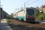 E402 128 kommt mit einem IC aus Reggio-Calabria (I) nach Roma-Termini(I) rast durch Ascea(I) bei Sommerwetter.