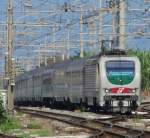 20.8.2012 10:06 FS E 402 132 mit einem ICN aus Milano Centrale nach Siracusa bei der etwas verspteten Einfahrt in den Bahnhof Lamezia Terme Centrale.
